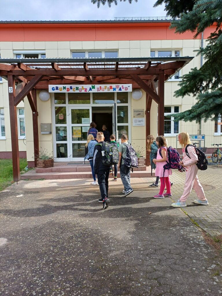 Kinder kommen zur Schule