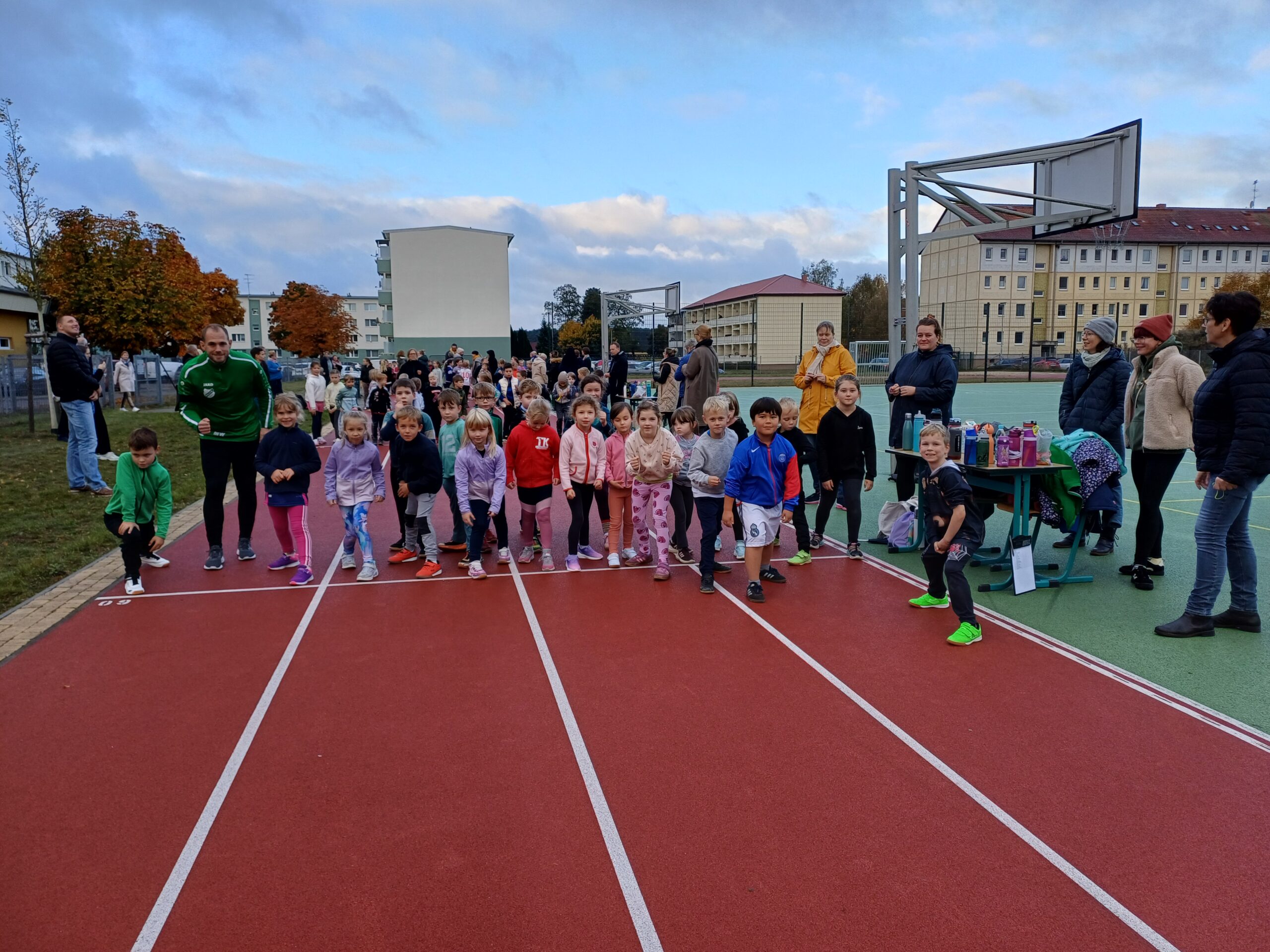 Kinder am Start des Sponsorenlaufs 2025 der Grundschule "Am Kiefernwald"