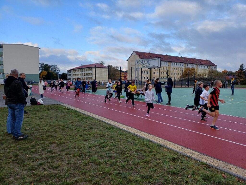 Kinder beim Sponsorenlauf 2025 der Grundschule "Am Kiefernwald"